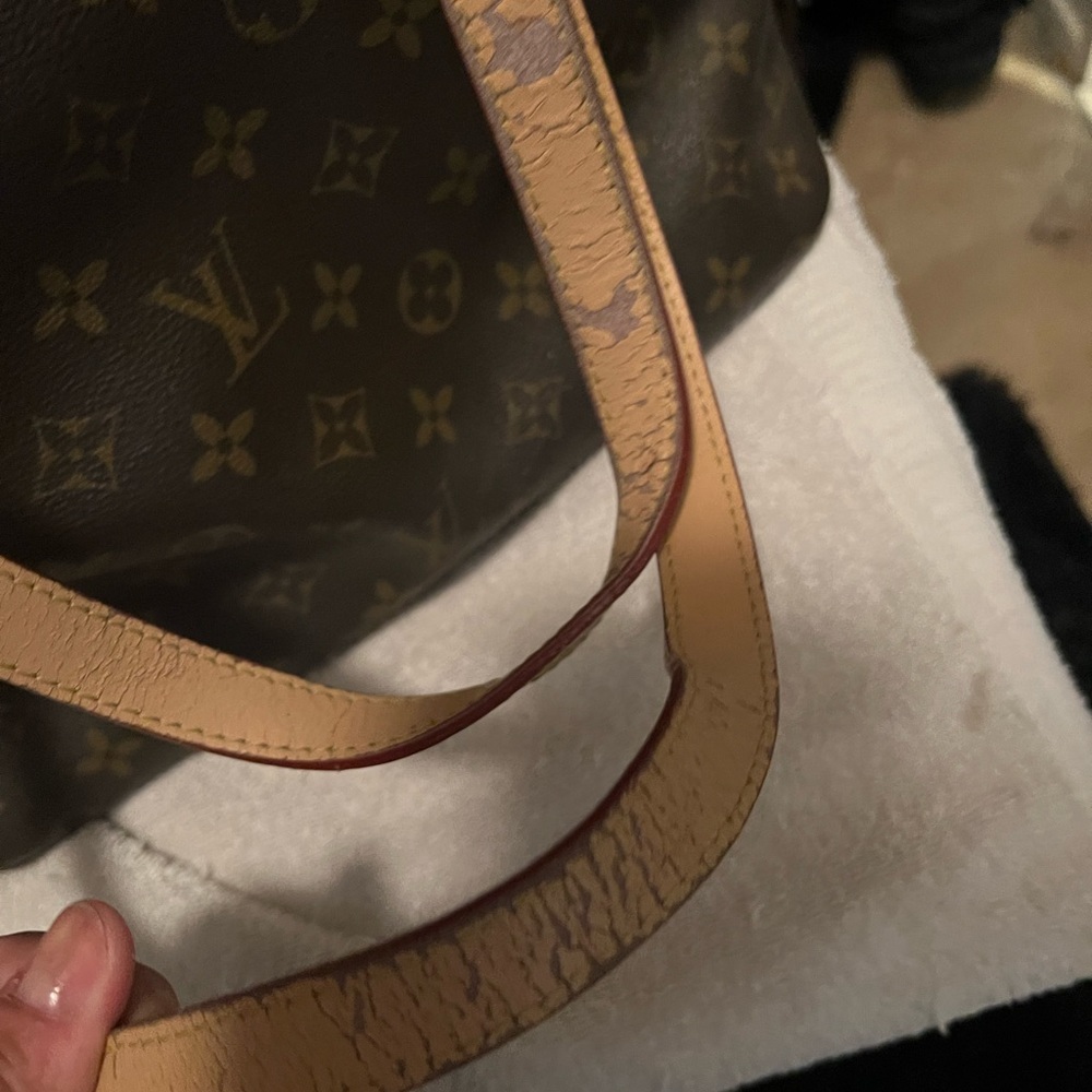 Lv bag - Picture 3 of 3